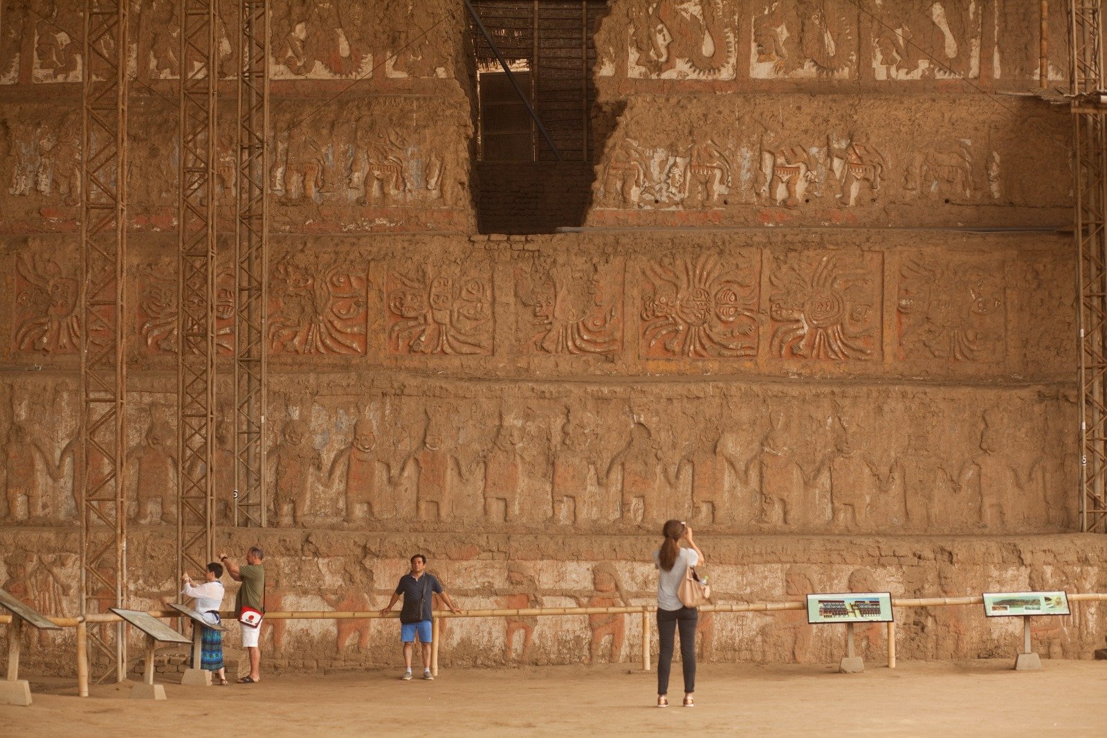 Foto PROMPERÚ. Turistas y friso de la Huaca de La Luna.